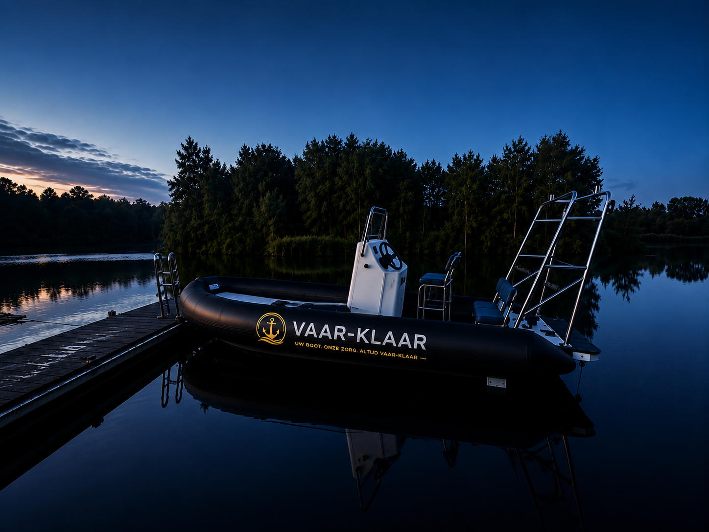 Vaar-Klaar sloep in schemerlicht aan de steiger